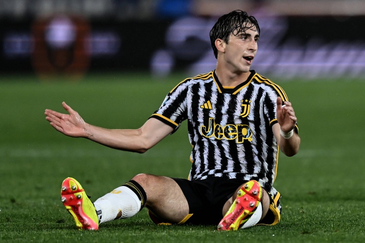 记者：米雷蒂对加盟那不勒斯抱开放态度，但转会费仍存分歧